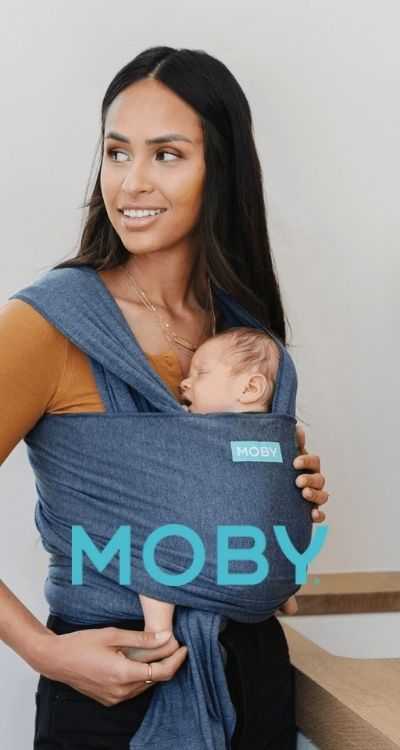 imagen de una mama porteando a un recien nacido en un fular elastico Moby 